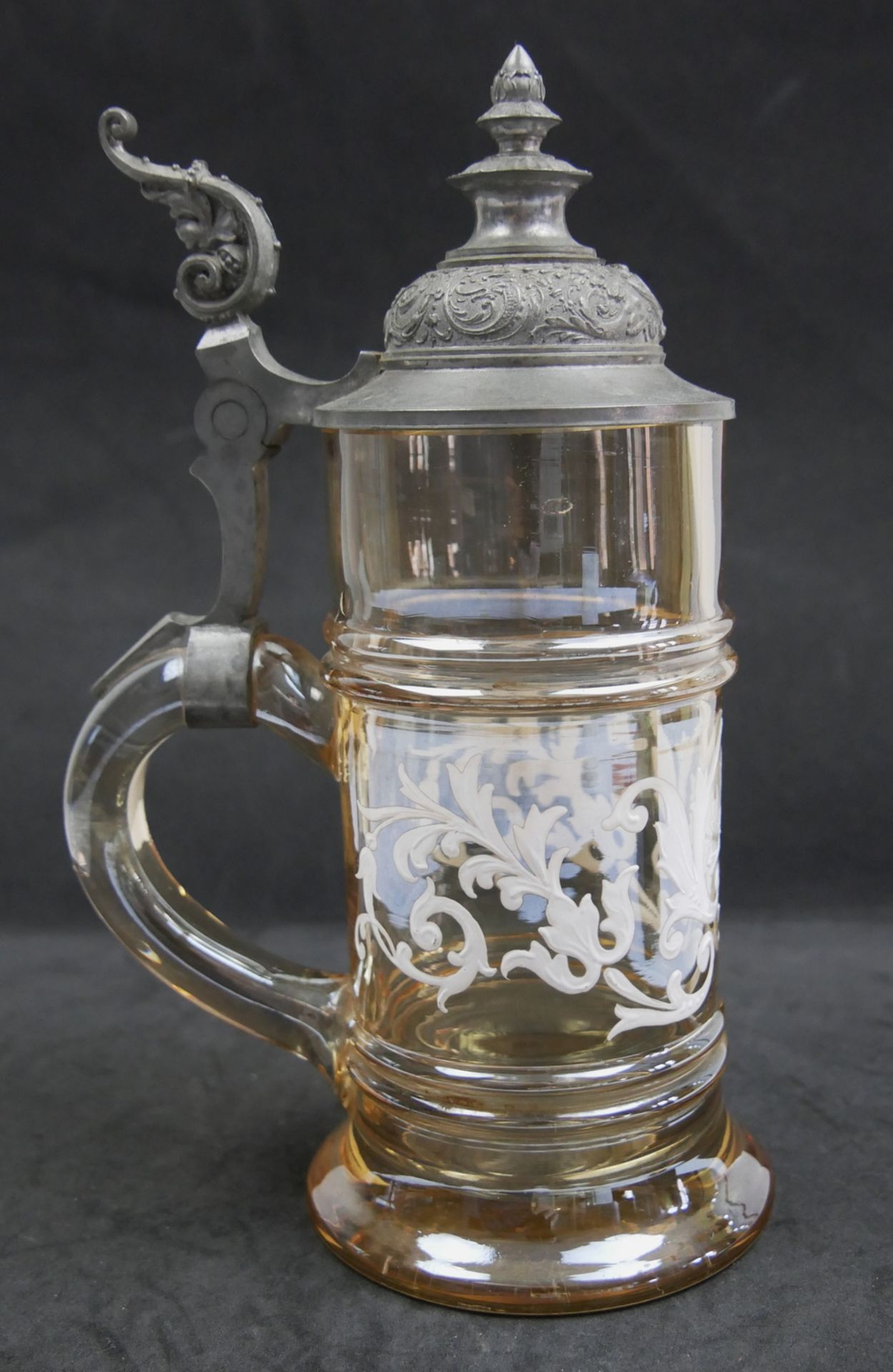 getöntes Henkelbierglas mit Bemalung. Ornamentierter Zinndeckel, 0,5 Ltr. Höhe ca. 23 cm