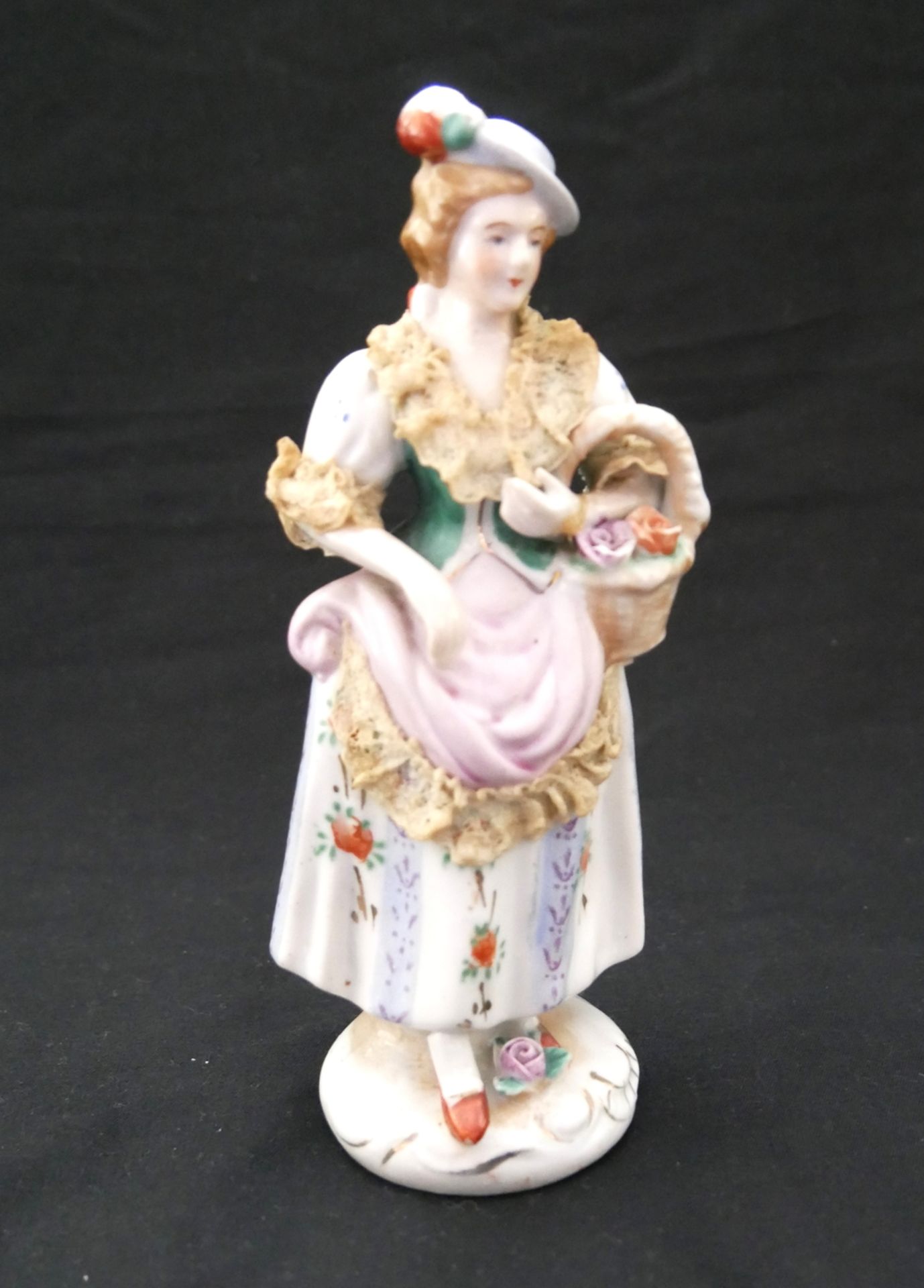 Porzellanfigur Silco, Made in Japan, "Dame mit Blumenkorb", farbig ausstaffiert. Höhe ca. 18,3 cm