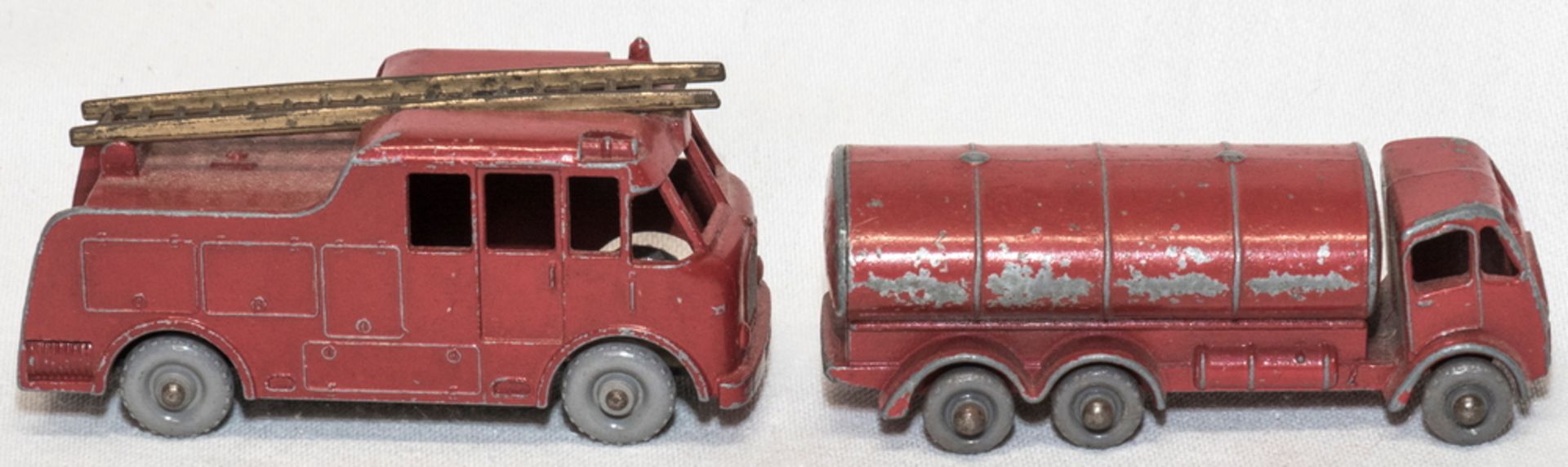 Zwei Lesney Modellautos, No. 9 Feuerwehr Truck und No. 11 Tankwagen. - Bild 3 aus 5