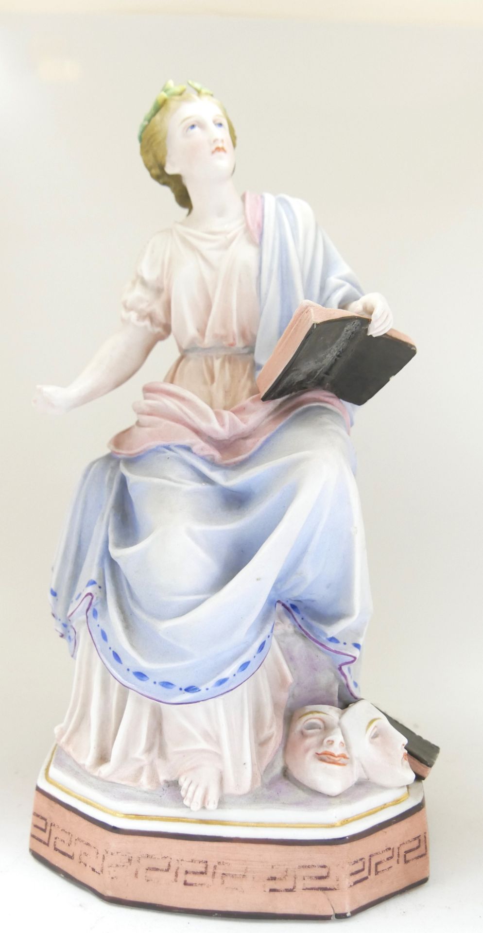 Porzellanfigur "Die Muse" mit Buch. Antike Figur aus Frankreich. Chips an Fingern und Sockel