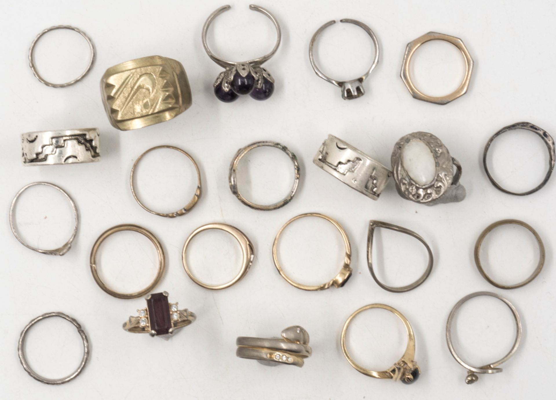 Lot Modeschmuck - Ringe. Verschiedene Ausführungen.