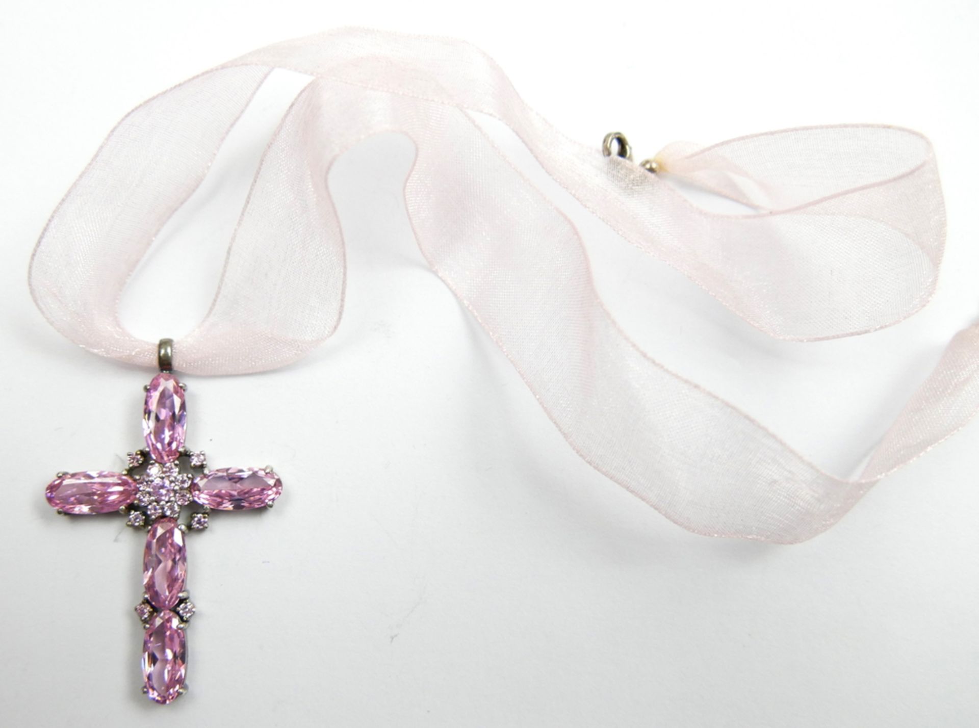 925er Silber Anhänger "Kreuz" mit rosafarbenen Steinen an organza Band. Punze A + F Länge ca. 45 cm