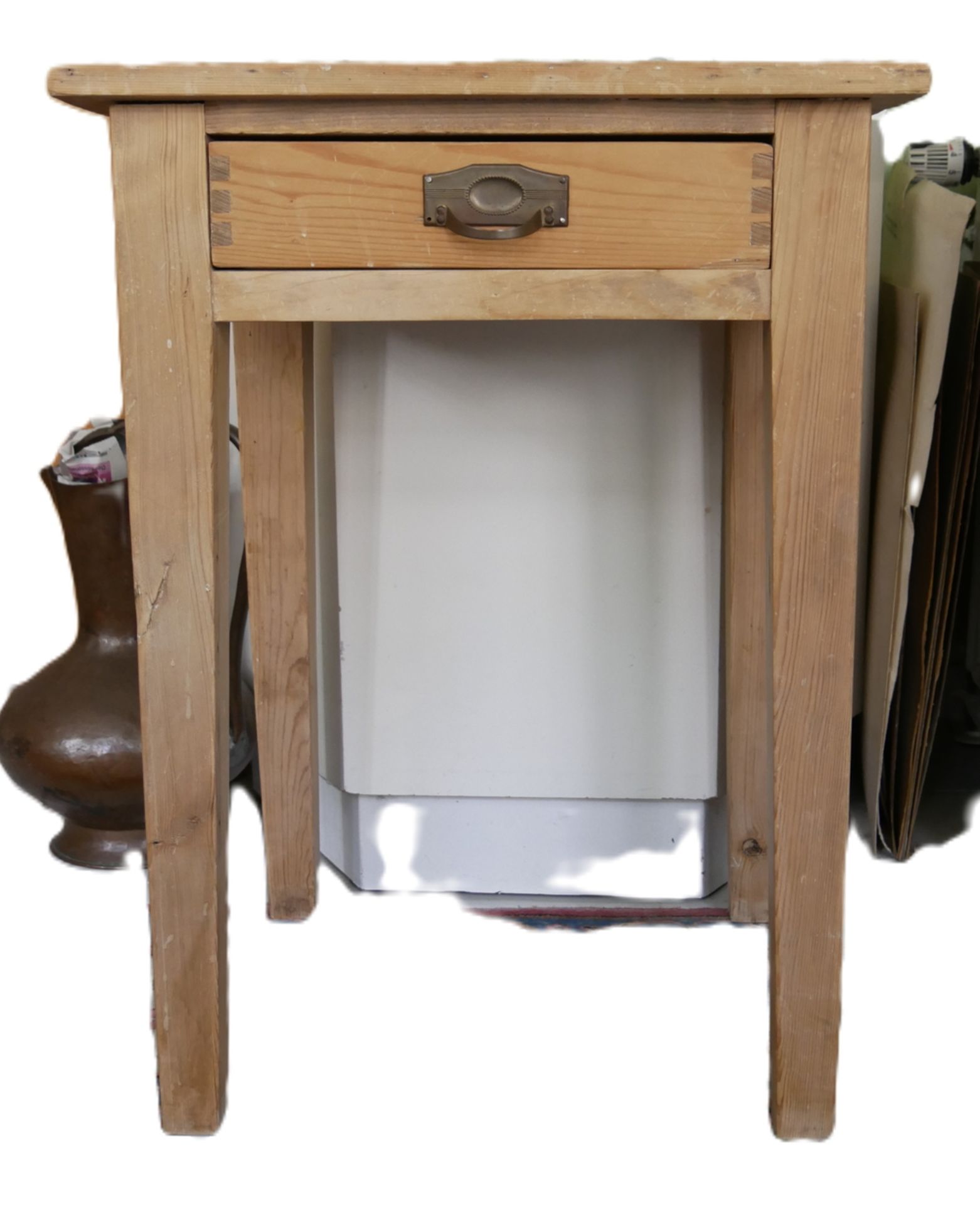 Kleiner Weichholztisch / Beistelltisch mit einer Schublade. Höhe ca. 70 cm, Breite ca. 51,5 cm,