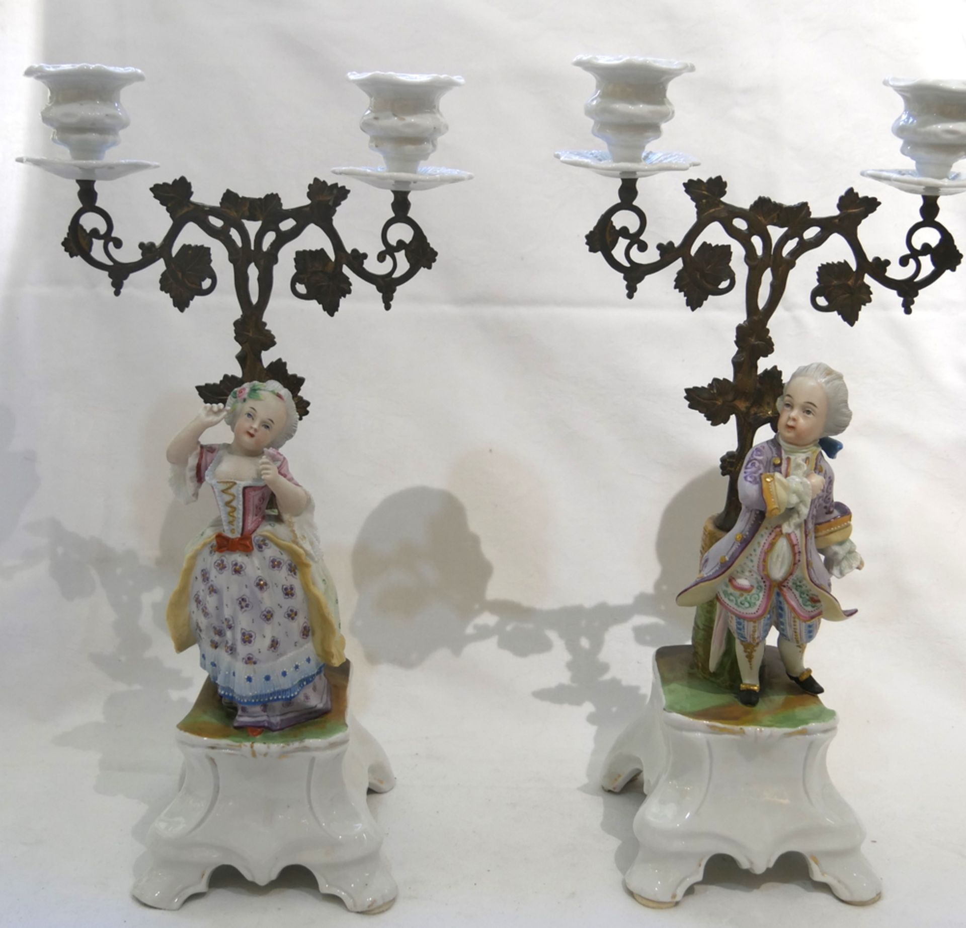 Antikes Porzellan Kerzenständer-Paar, je 2-flammig mit Bronzeaufbau, wohl Frankreich 19.