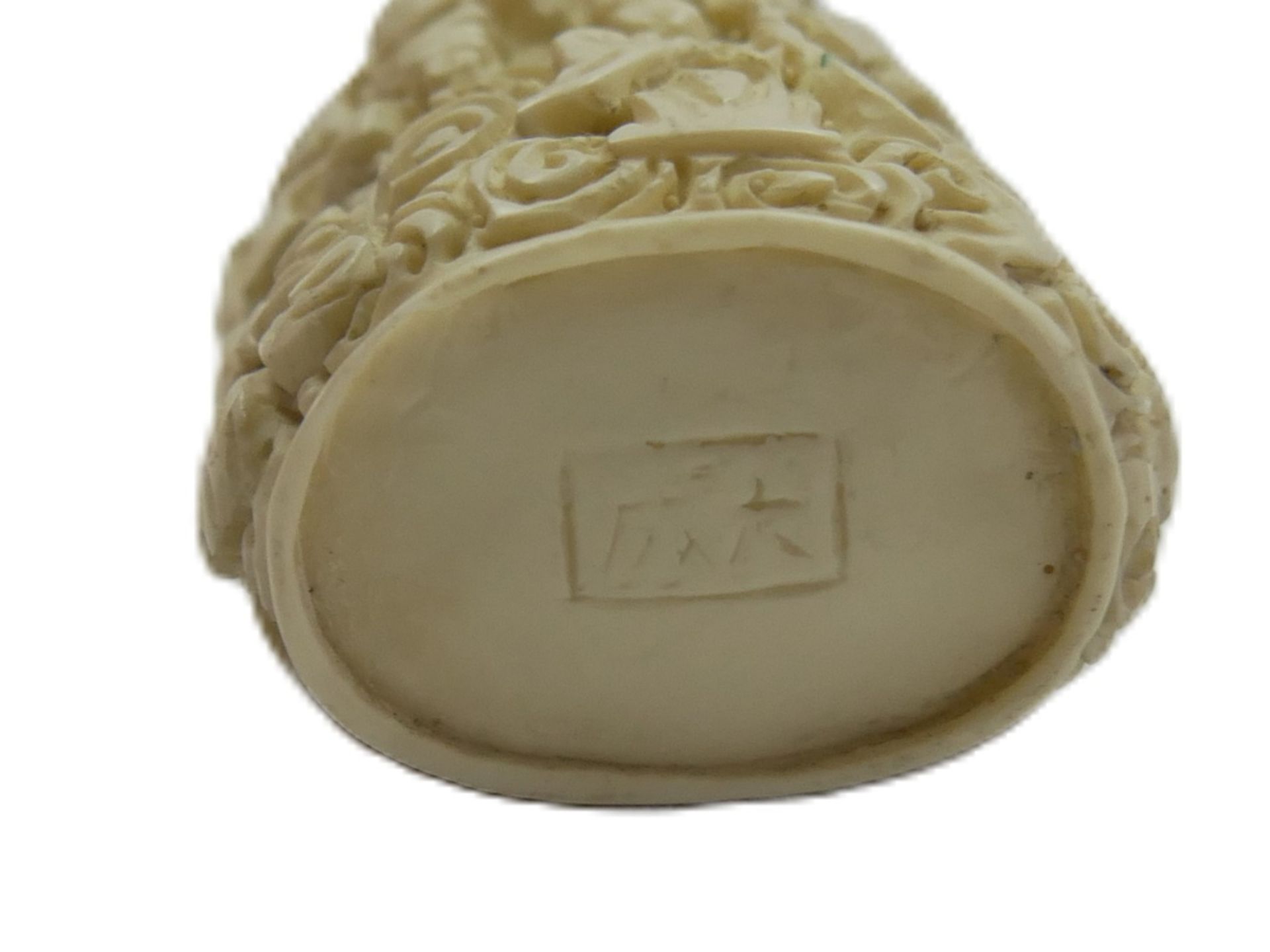 antike chinesische Schnupftabakflasche aus geschnitztem Harz, wohl 20. Jahrhundert. Höhe ca. 8 cm - Bild 3 aus 3