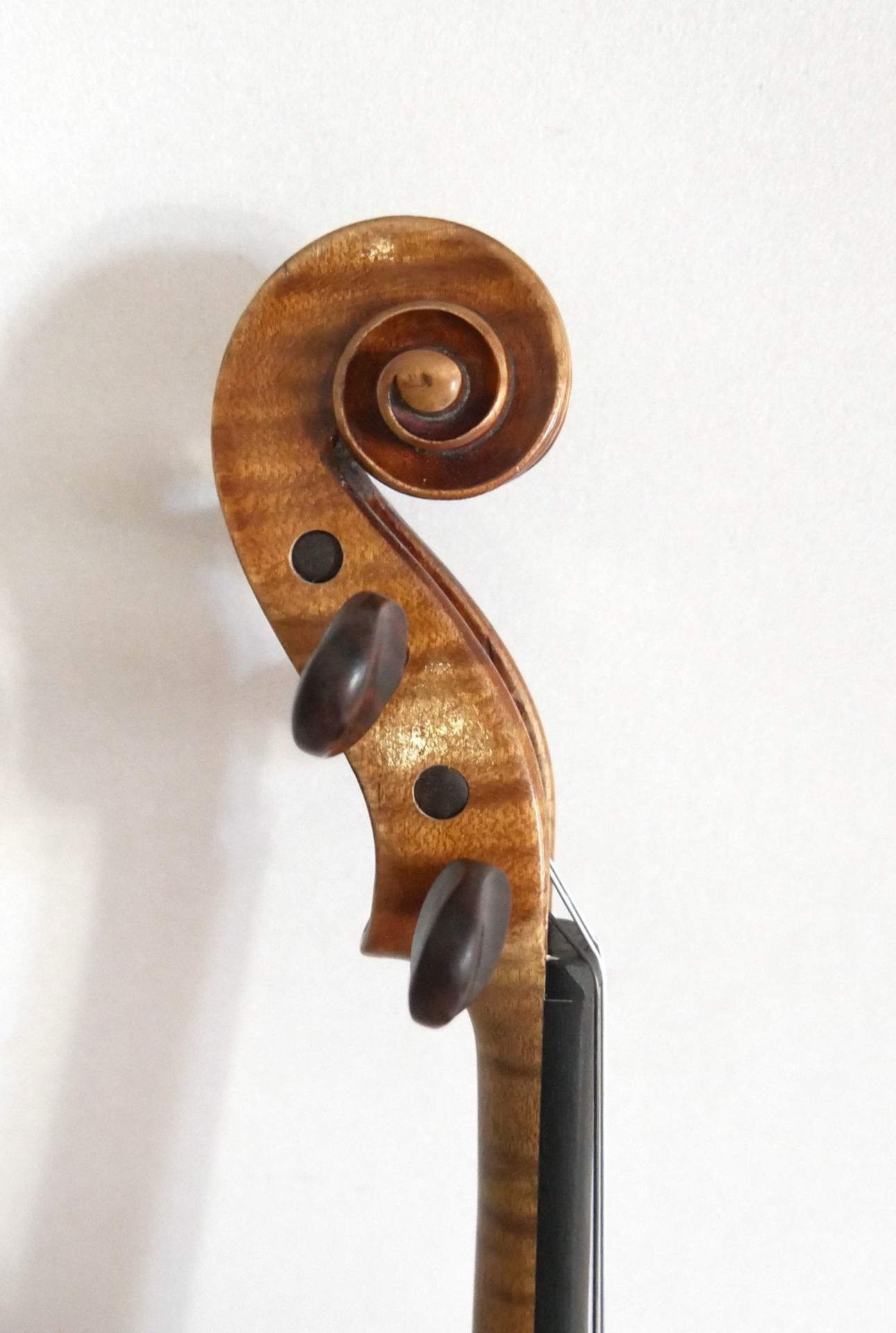 4/4 Violine mit 2 Violinenbögen im Kasten. Gesamtlänge ca. 59 cm, Korpusmaße: unten ca. 20,5 cm, - Image 5 of 6