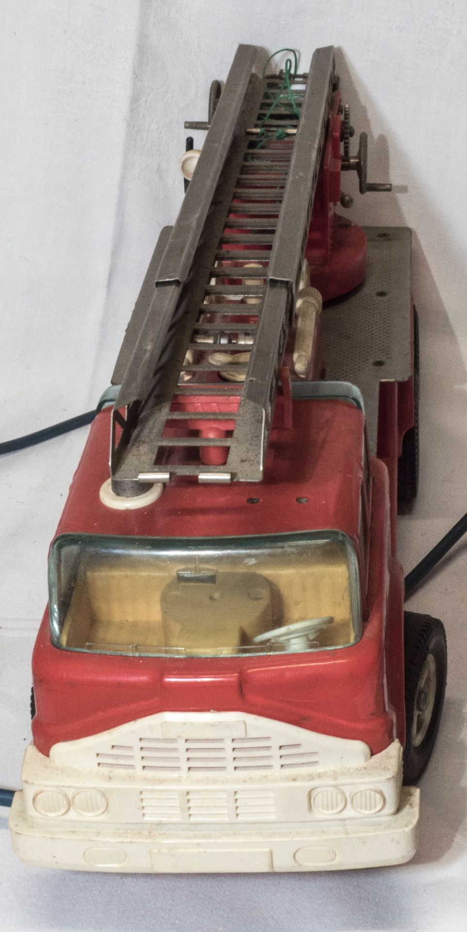 Gama Feuerwehrauto mit Fernbedienung. Nicht komplett. Länge: ca. 32 cm. Funktion nicht geprüft. - Image 2 of 5