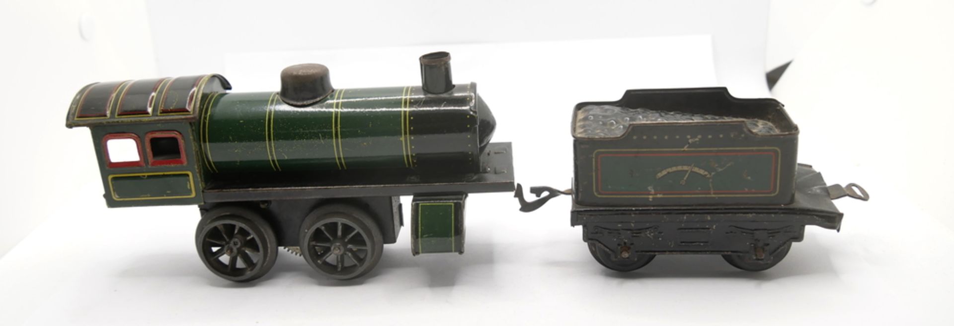 Antikes Blechspielzeug - Lokomotive mit Tender von GBN Bavaria, mit Schlüssel. Gebrauchter Zustand. - Bild 2 aus 2