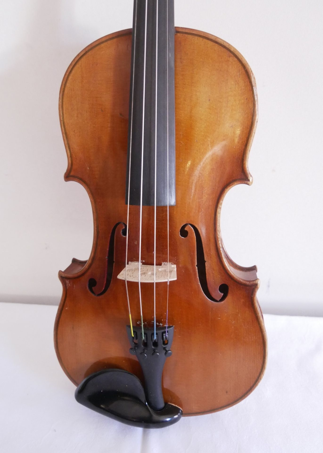 4/4 Violine mit 2 Violinenbögen im Kasten. Gesamtlänge ca. 59 cm, Korpusmaße: unten ca. 20,5 cm, - Bild 3 aus 6