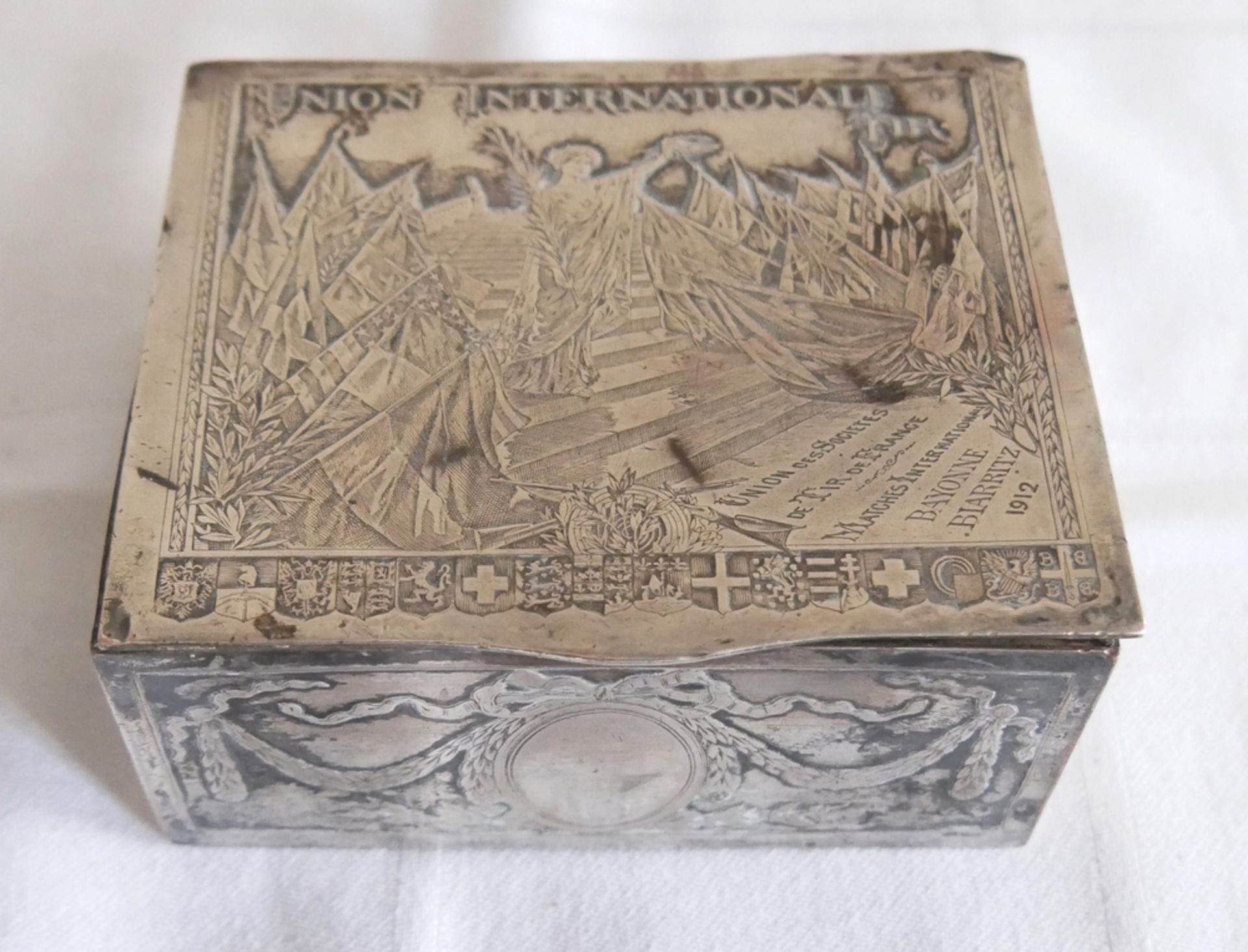 Holzdose versilbert, mit Gravur "Union Internationale 1912", Höhe ca. 5 cm, Länge ca.10,5 cm,