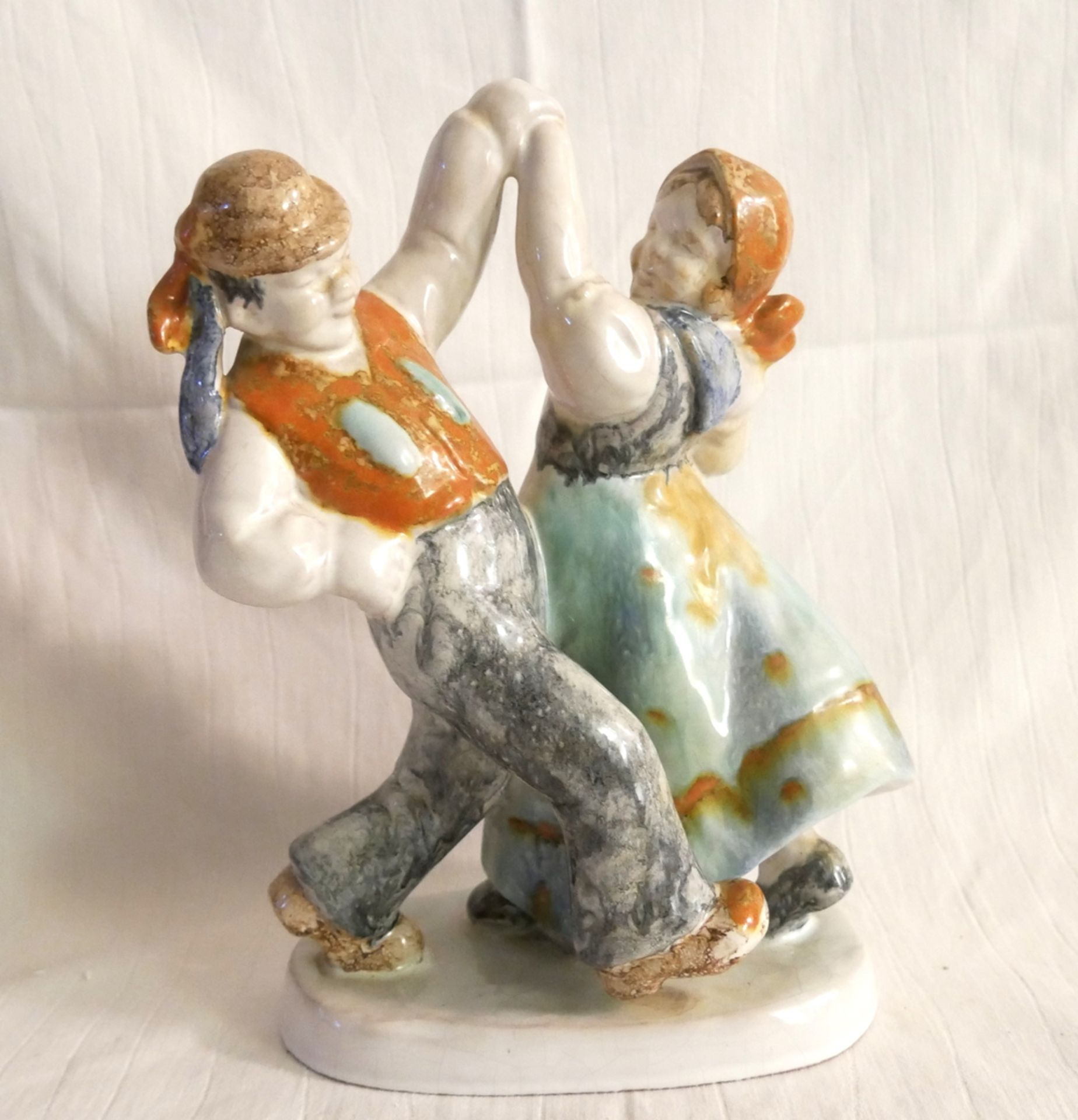 Ausdrucksstarke Majolika Figur "Tanzendes Paar" um 1940. Höhe ca. 23 cm