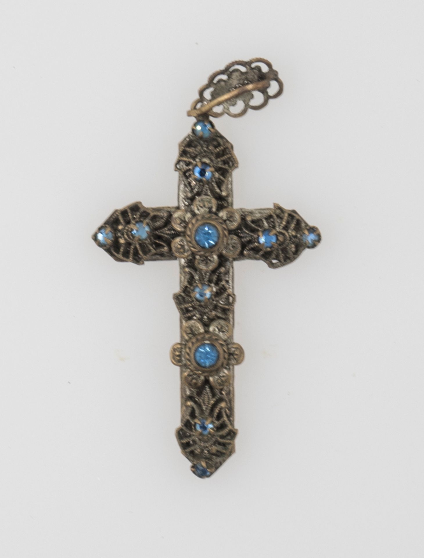 Jugendstil Kreuzanhänger mit blauen Farbsteinen. Filigran gearbeitet. Maße: ca. 60 mm x ca. 30 mm.