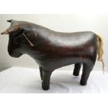 Mid Century Leder Bull Hocker, Dimitri Omera für Valenti, 1960er Jahre, . Kampferprobter Stier.