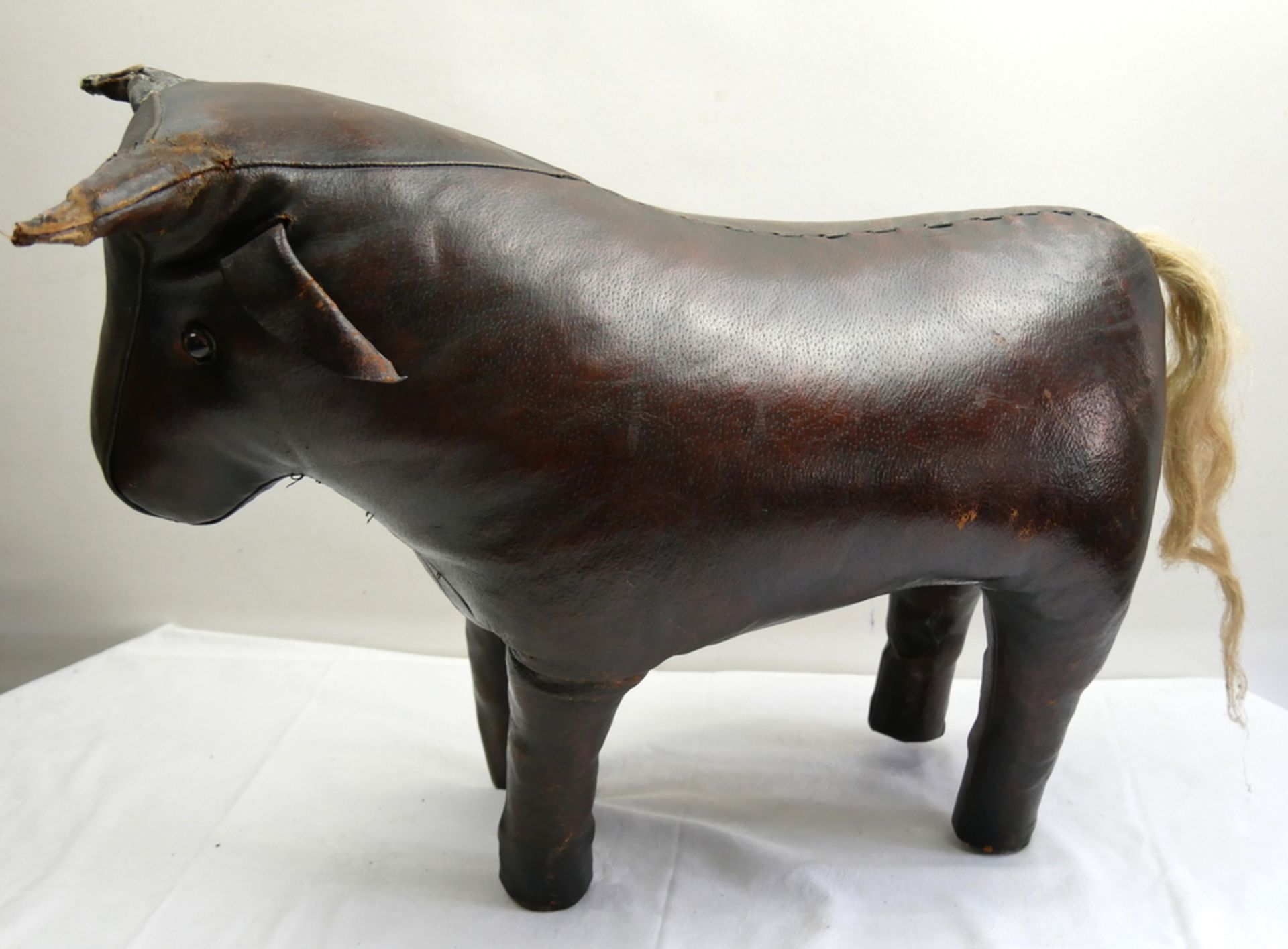 Mid Century Leder Bull Hocker, Dimitri Omera für Valenti, 1960er Jahre, . Kampferprobter Stier.