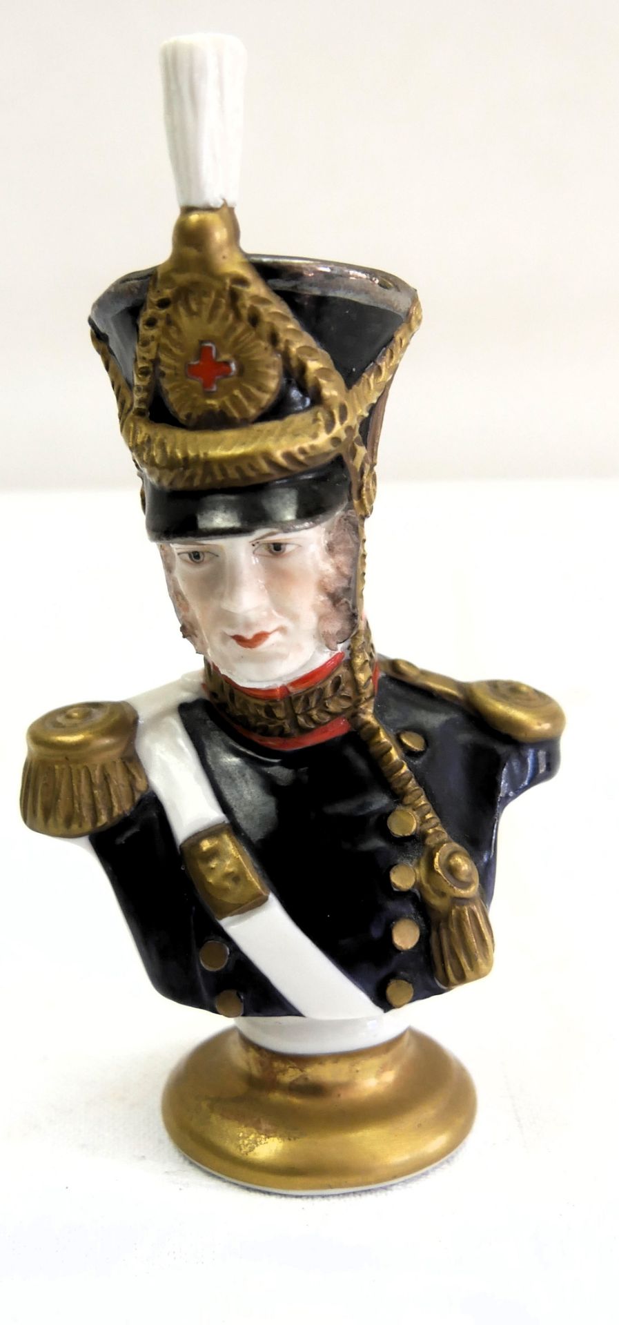 Kister Porzellan Figur "Offizier 1828" Mütze leicht bestoßen. Höhe ca. 10 cm