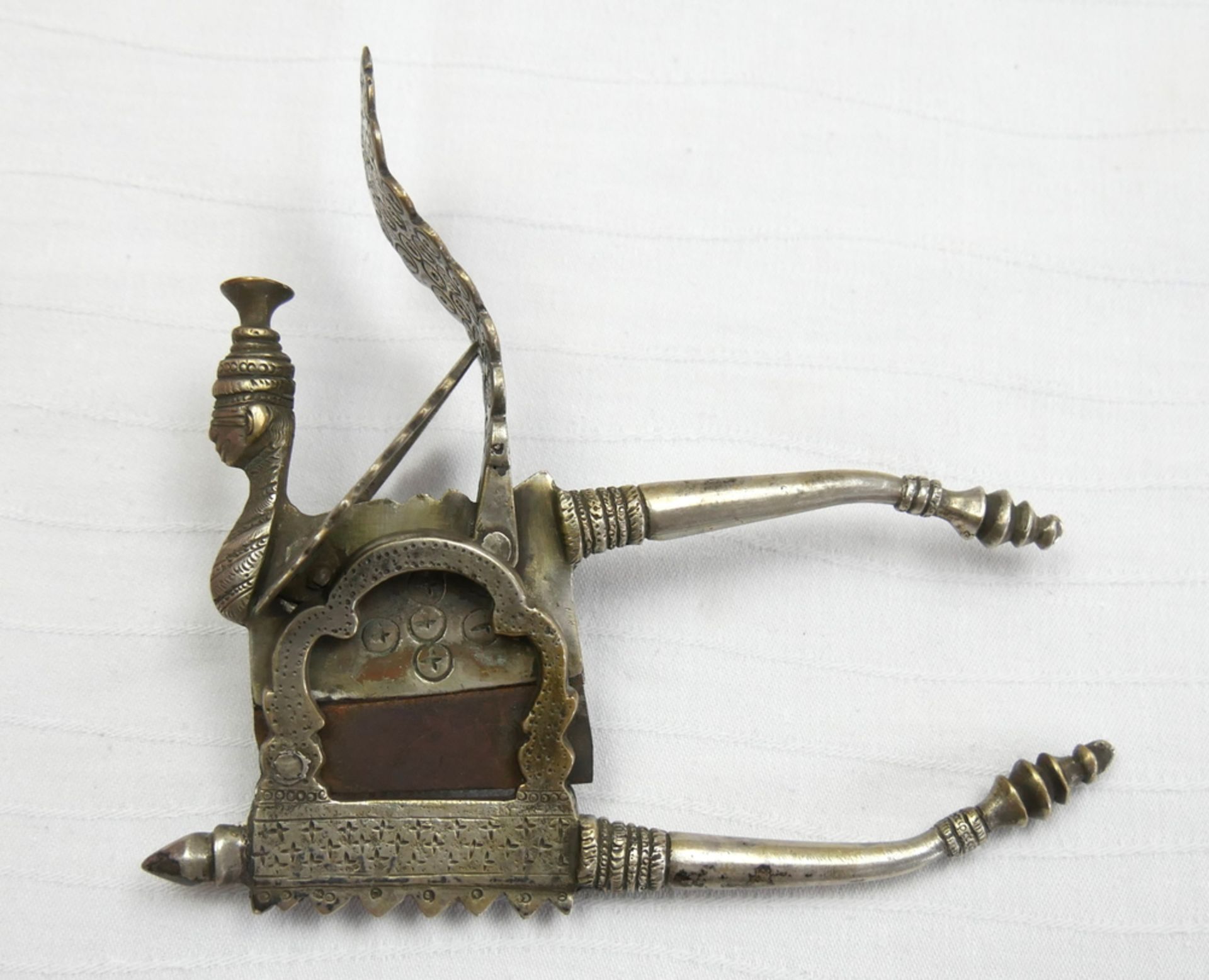 Betelnuss-Schneider Indien, 19. Jahrhundert. Messing, in Form eines Pfau mit Frauengesicht. Länge - Image 2 of 3