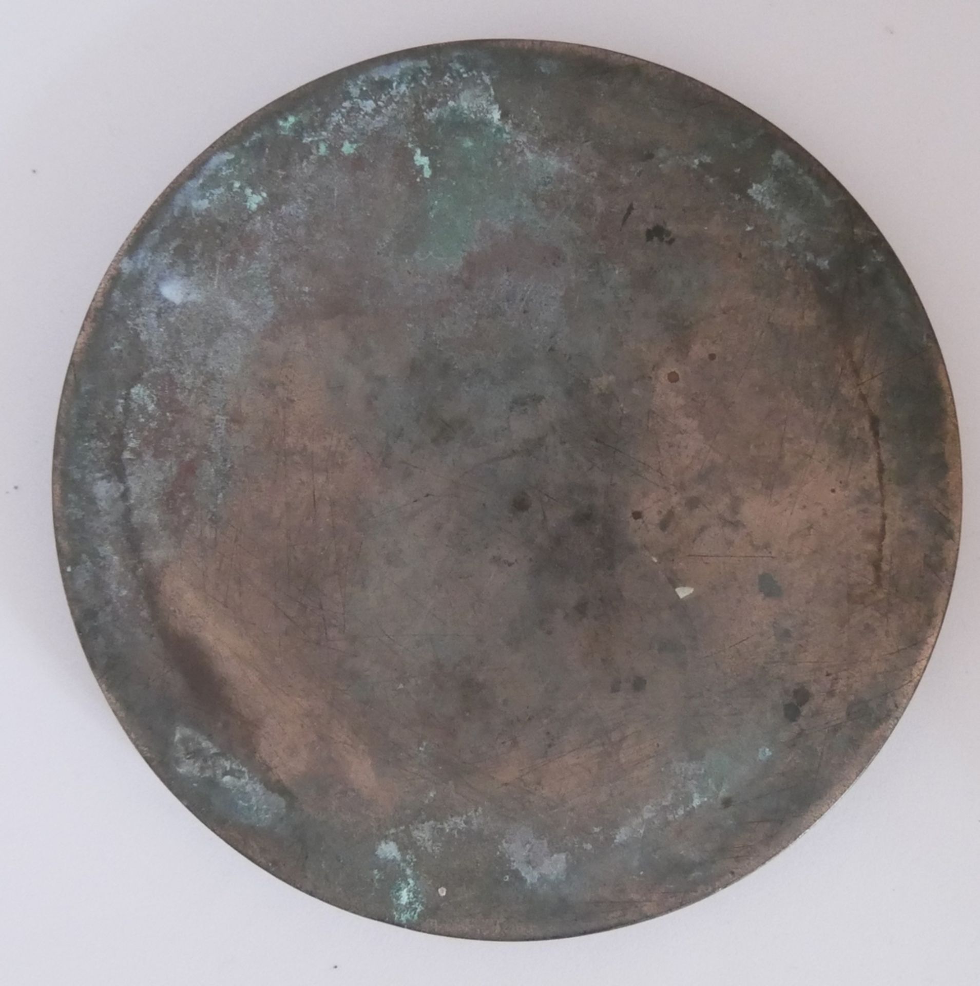 Bronzespiegel China, wohl Qing-Dynastie (1644-1911) im inneren Kreis Reliefdekor. Durchmesser ca. - Image 2 of 2
