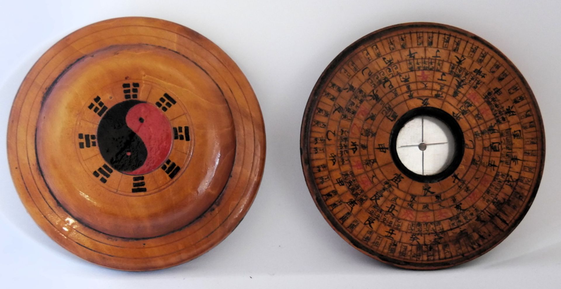 antiker chinesischer "Luo Pan" Feng Shui Kompass, bemaltes Holz mit chinesischen Schriftzeichen. - Bild 4 aus 4