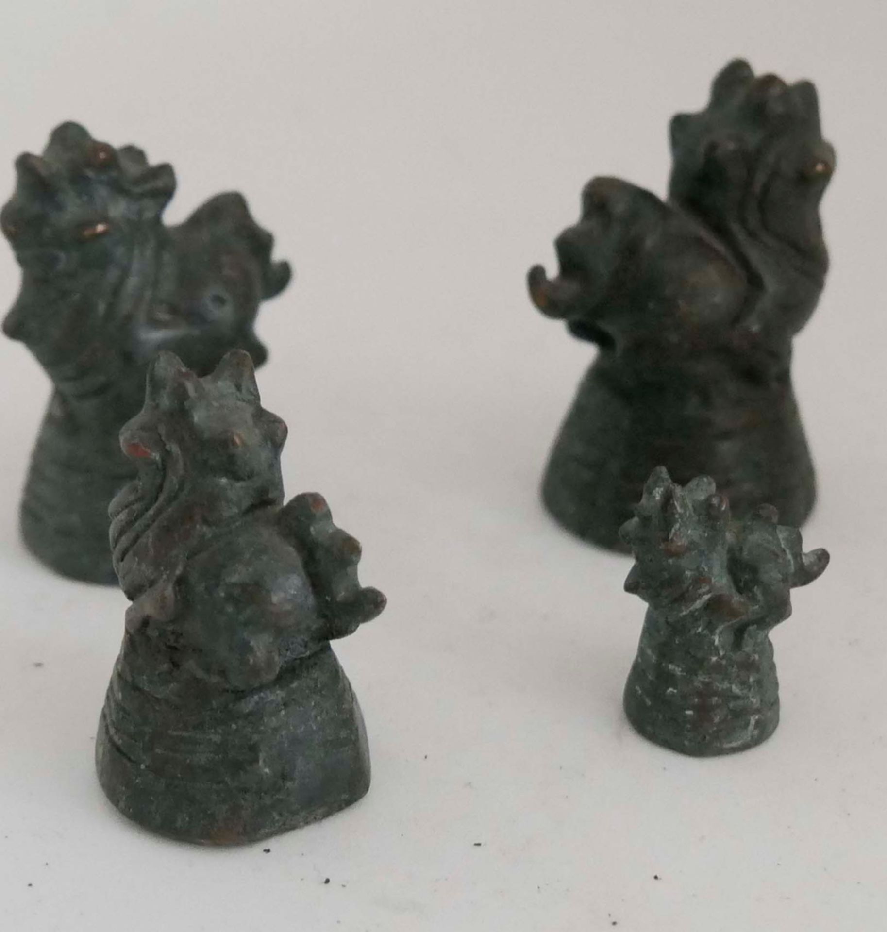 4 antike Opiumgewichte, Bronze "Singha-Löwe" wohl 18./19. Jahrhundert. Höhe bis ca. 5 cm