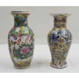 2 Porzellan Vasen mit asiatischen Motiven, 1x gemarkt.