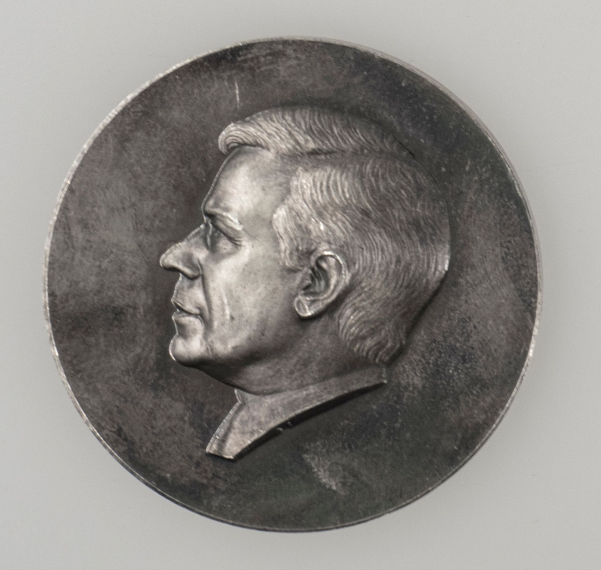 Silber - Medaille "Helmut Schmidt". Silber 999. Durchmesser: ca. 50 mm.