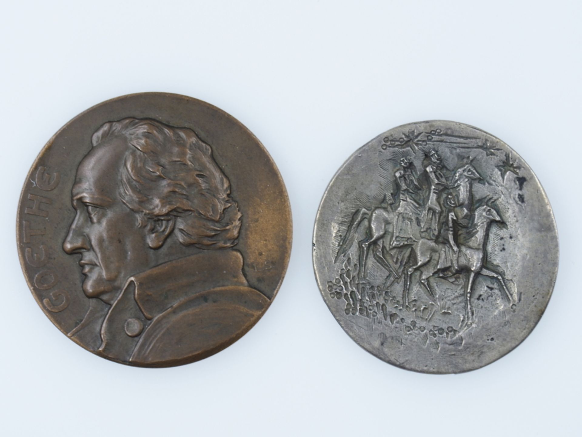 Zwei Medaillen: 1 x Goethe, Durchmesser: ca. 51 mm und 1 x "Christus Natus est Nobis",
