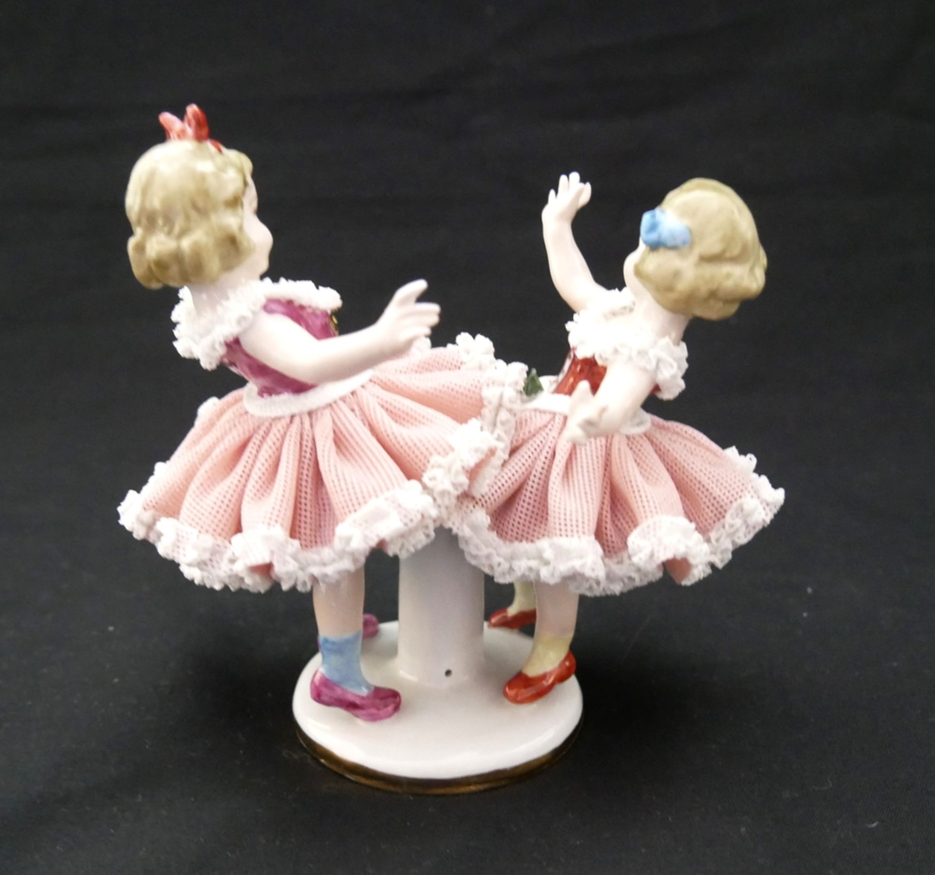 Porzellanfigur "2 tanzende Mädchen", blaue Unterglasurmarke, mit rosa Rüschenkleidern. Minimale - Image 2 of 3