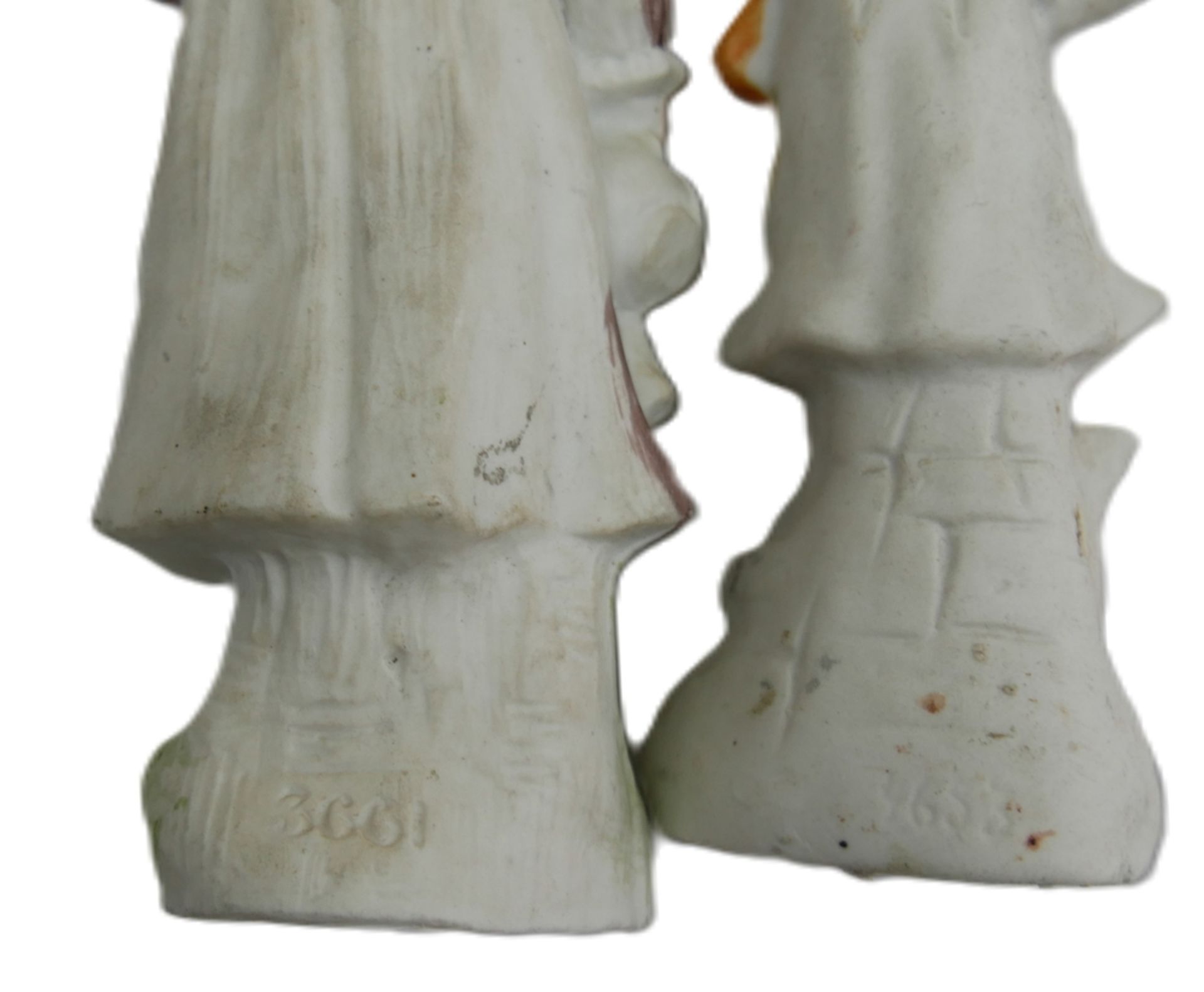 2 antike Bisquitt Porzellanfiguren, 1x Magd, Höhe ca. 17,3 cm sowie 1 Mädchen mit Tasche, Höhe ca. - Bild 2 aus 2