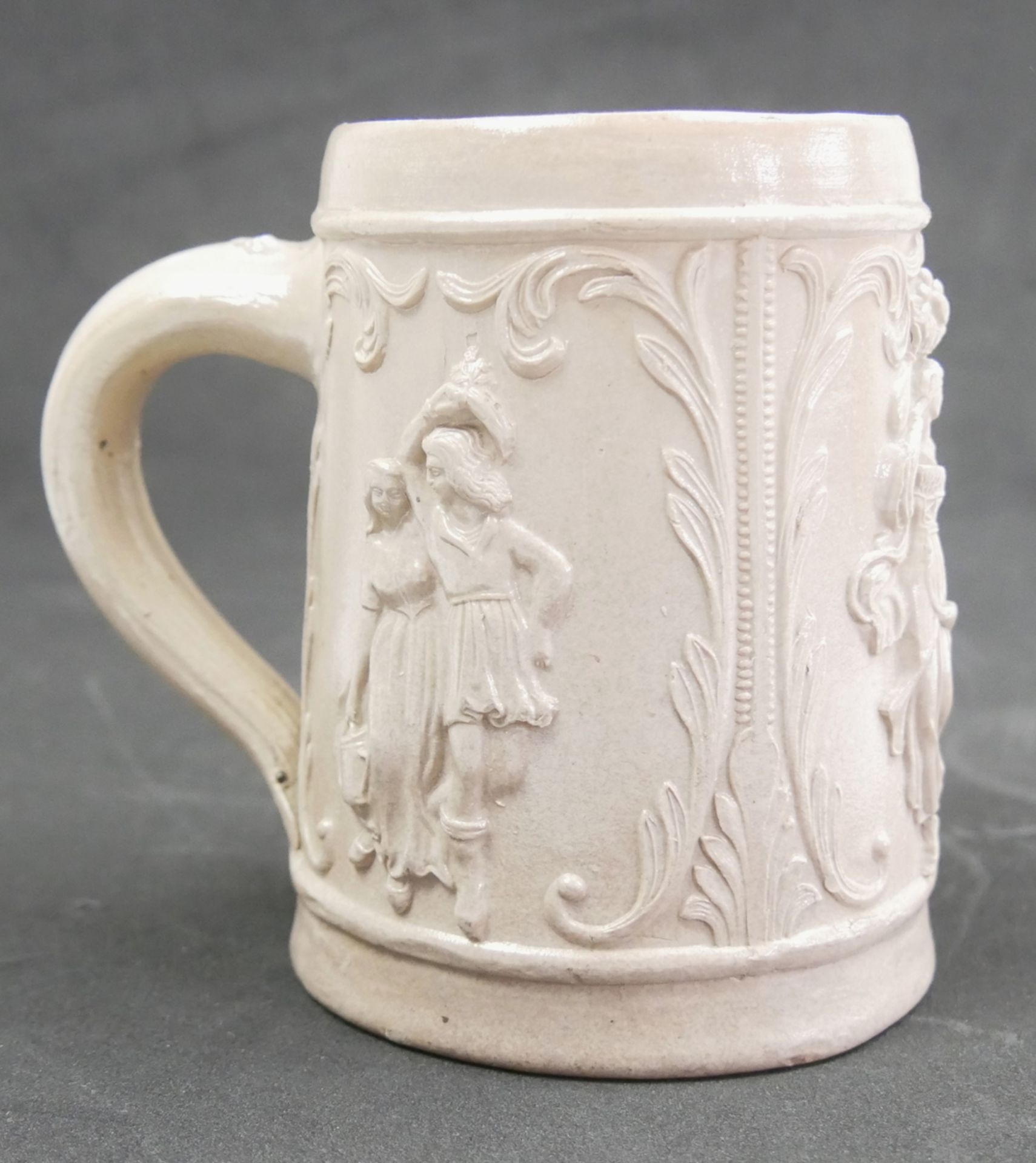 antiker Bierkrug, ca. 1890-1900, mit Darstellung verschiedener Szenen. Höhe ca. 13,4 cm