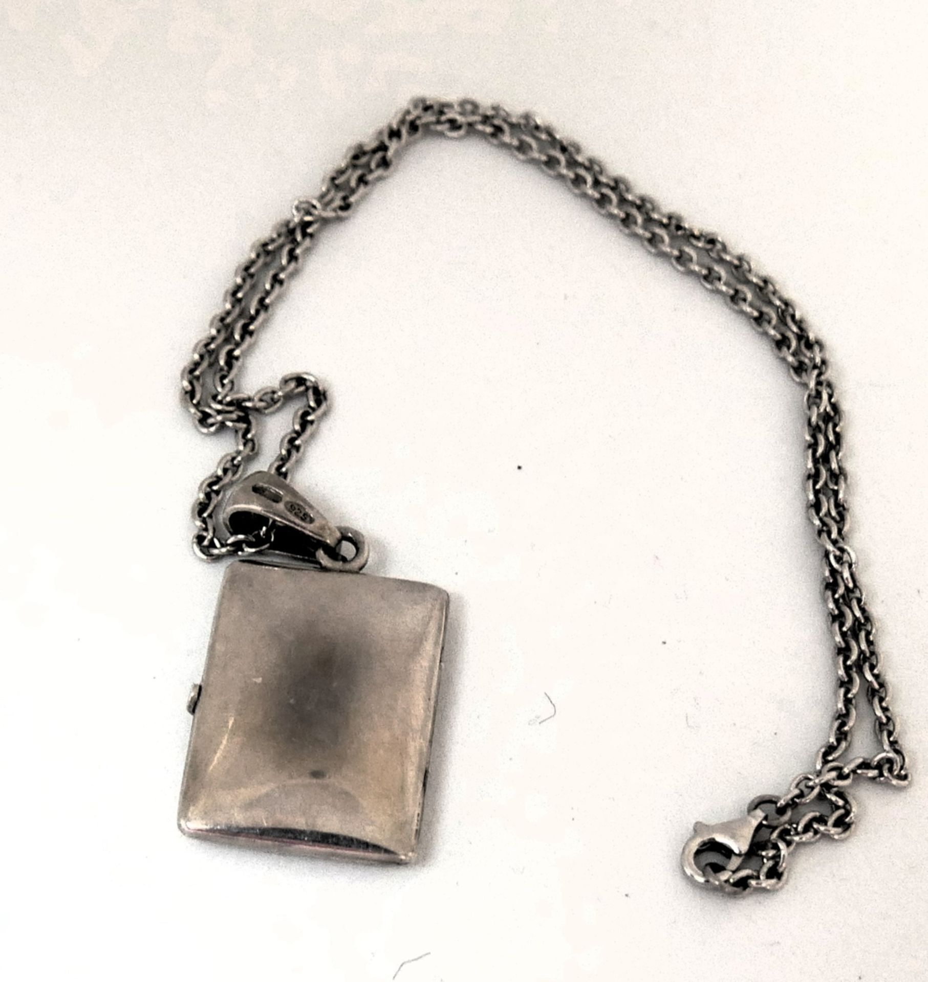 Silbermedaillon mit Kette, beide 925er Punze. Länge ca. 41 cm