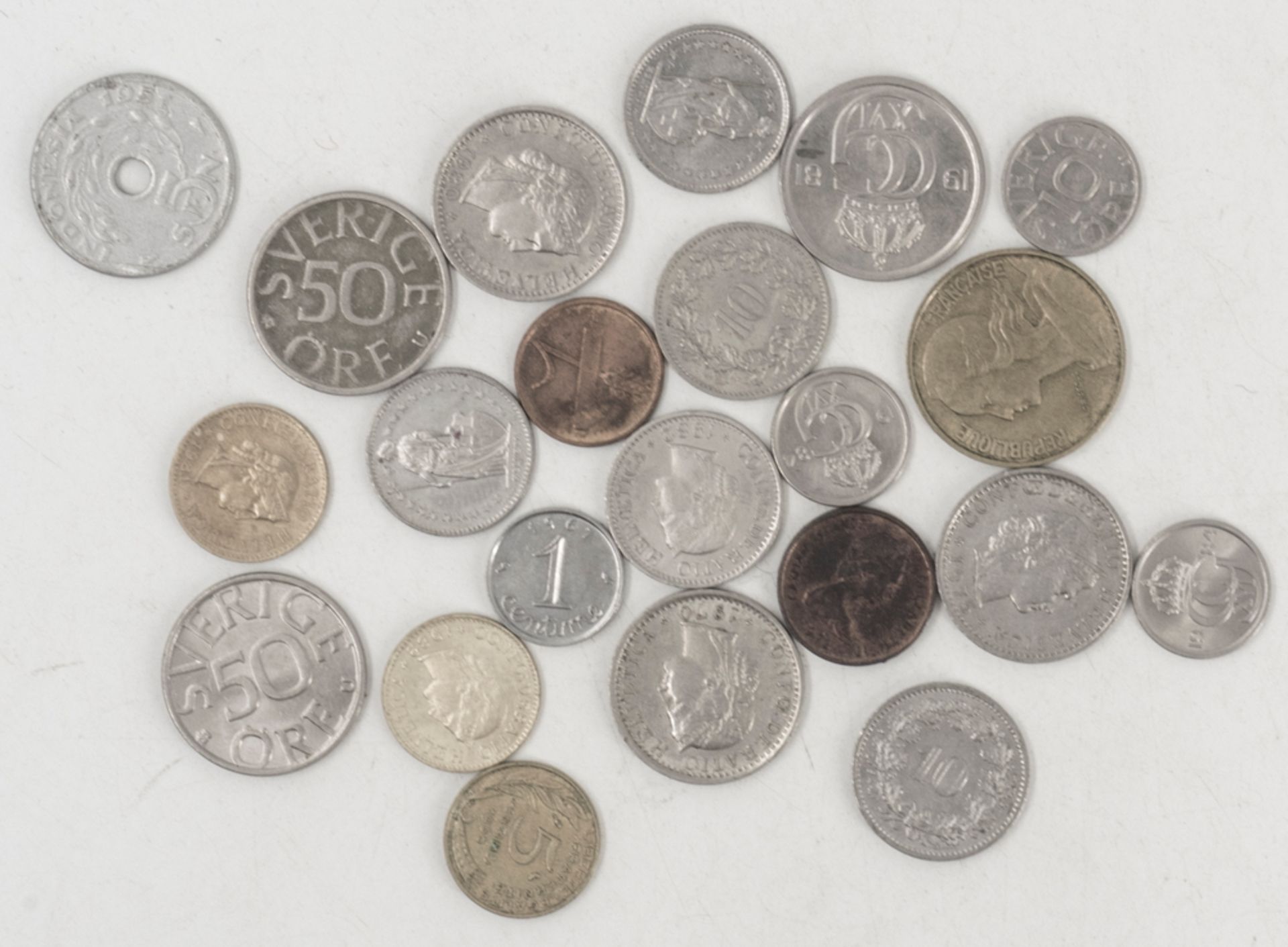 Lot Münzen aus Europa, dabei Schweiz, Schweden und Frankreich. Dazu eine Münze aus Indonesien.