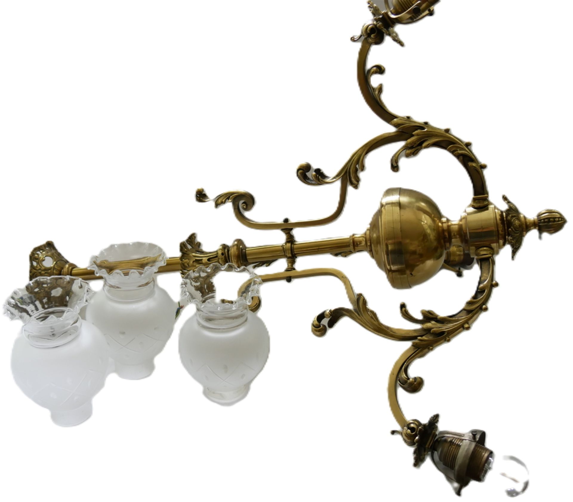 Deckenlampe, 3-flammig mit 3 Glasschirmen. Höhe ca. 75 cm, Breite ca. 67 cm. Auf Funktion nicht