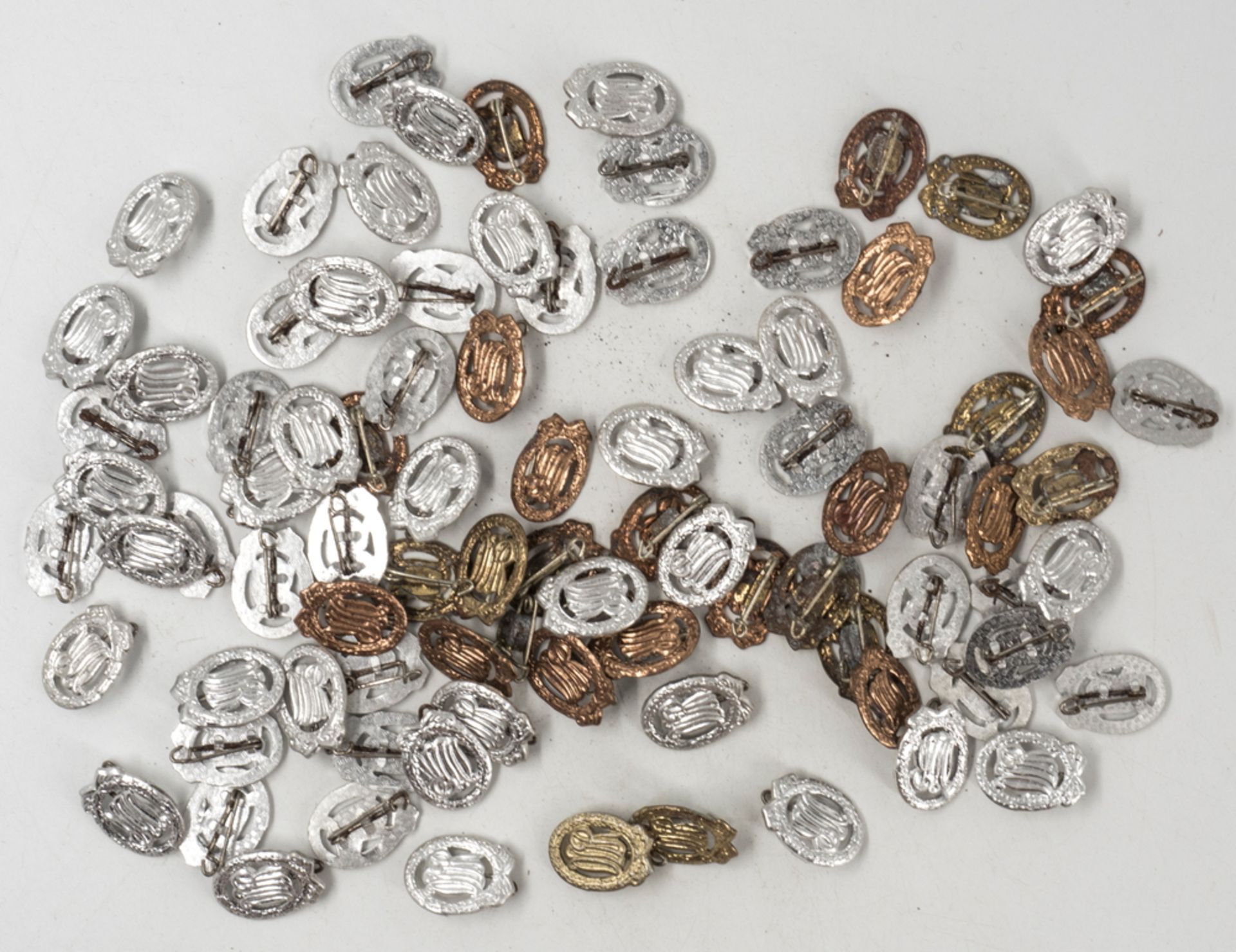 NVA, Lot Sportabzeichen, Gold, Silber, Bronze. Ca. 22 mm x ca. 15 mm. Insgesamt 86 Stück.