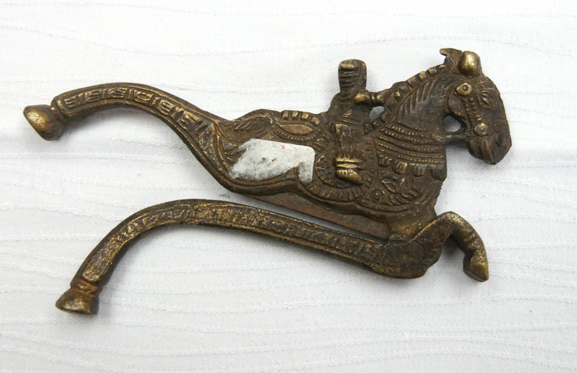 Betelnuss-Schneider Indien, 19. Jahrhundert. Bronze, in Form eines galoppierenden Pferdes mit - Bild 2 aus 2