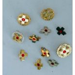 Lot Broschen "Rotes Kreuz", insgesamt 11 Stück, meist Silber vergoldet.