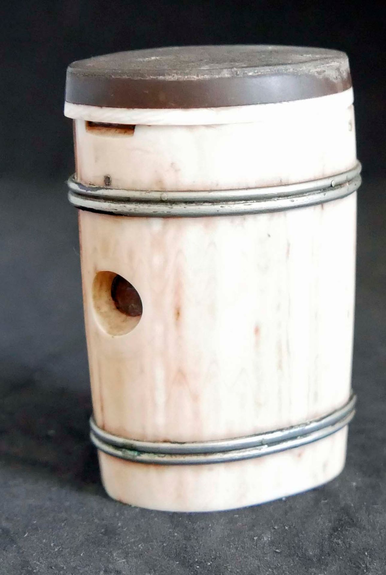 antiker Bein - Aschenbecher mit integriertem Zigarrenschneider. Höhe ca. 6 cm, Länge ca. 4 cm - Bild 2 aus 3