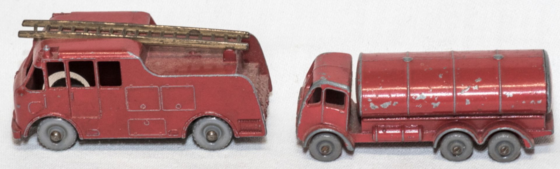 Zwei Lesney Modellautos, No. 9 Feuerwehr Truck und No. 11 Tankwagen.