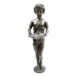 Bronze Figur, dunkel patiniert "Junge mit Muschelschale" unsigniert. Teilweise mit minimalen