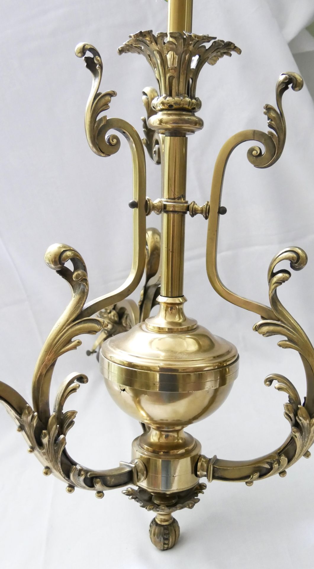 Deckenlampe, 3-flammig mit 3 Glasschirmen. Höhe ca. 75 cm, Breite ca. 67 cm. Auf Funktion nicht - Bild 3 aus 3