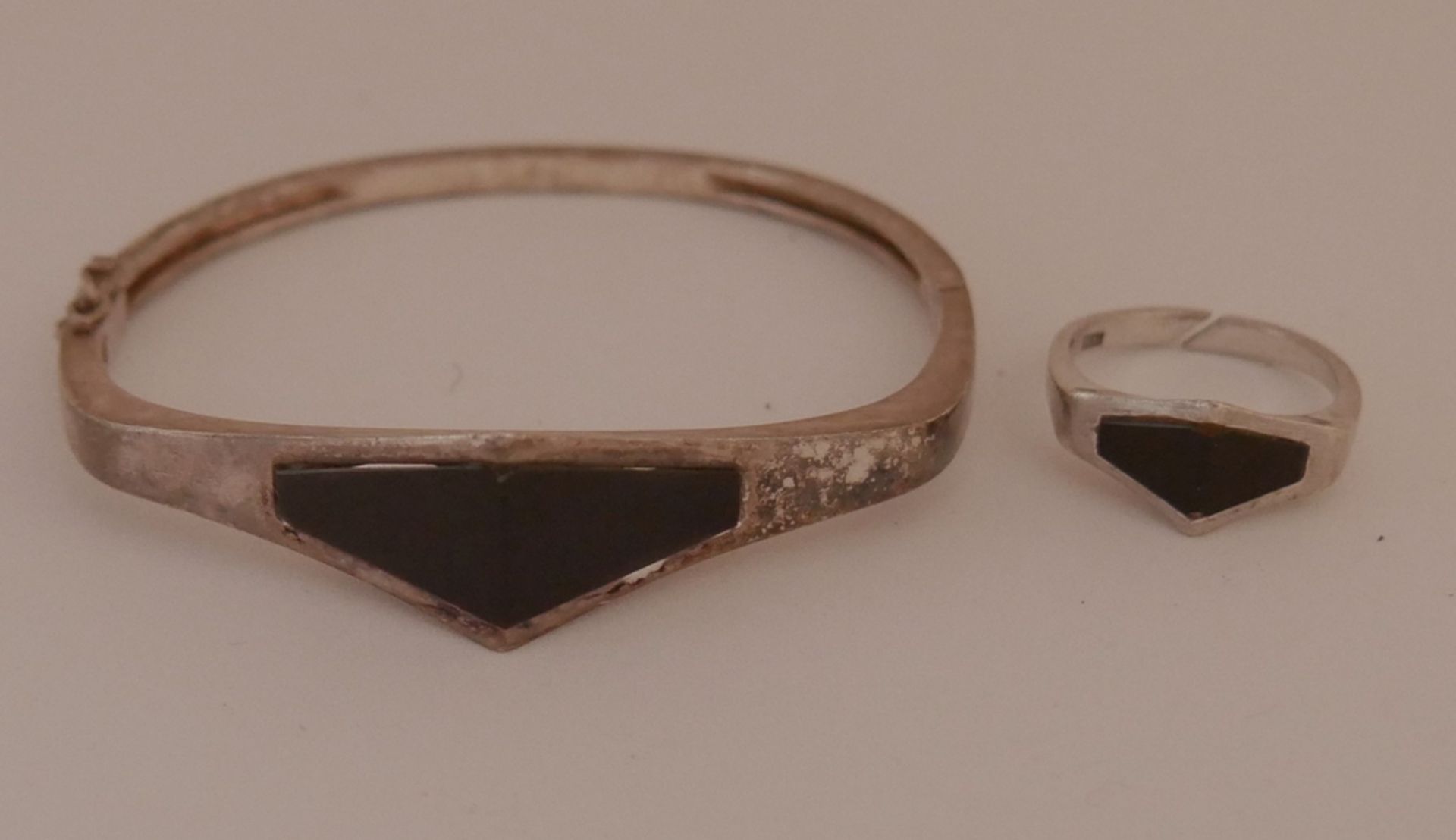 Schmuckset, 925er Silber, besetzt mit Onyx. Bestehend aus einem Armreif, Durchmesser ca. 5,5 cm,