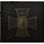 großes Eisernes Kreuz 1914 mit Soldaten Portrait und Krone als Bild. Maße: Höhe ca. 29 cm, Breite