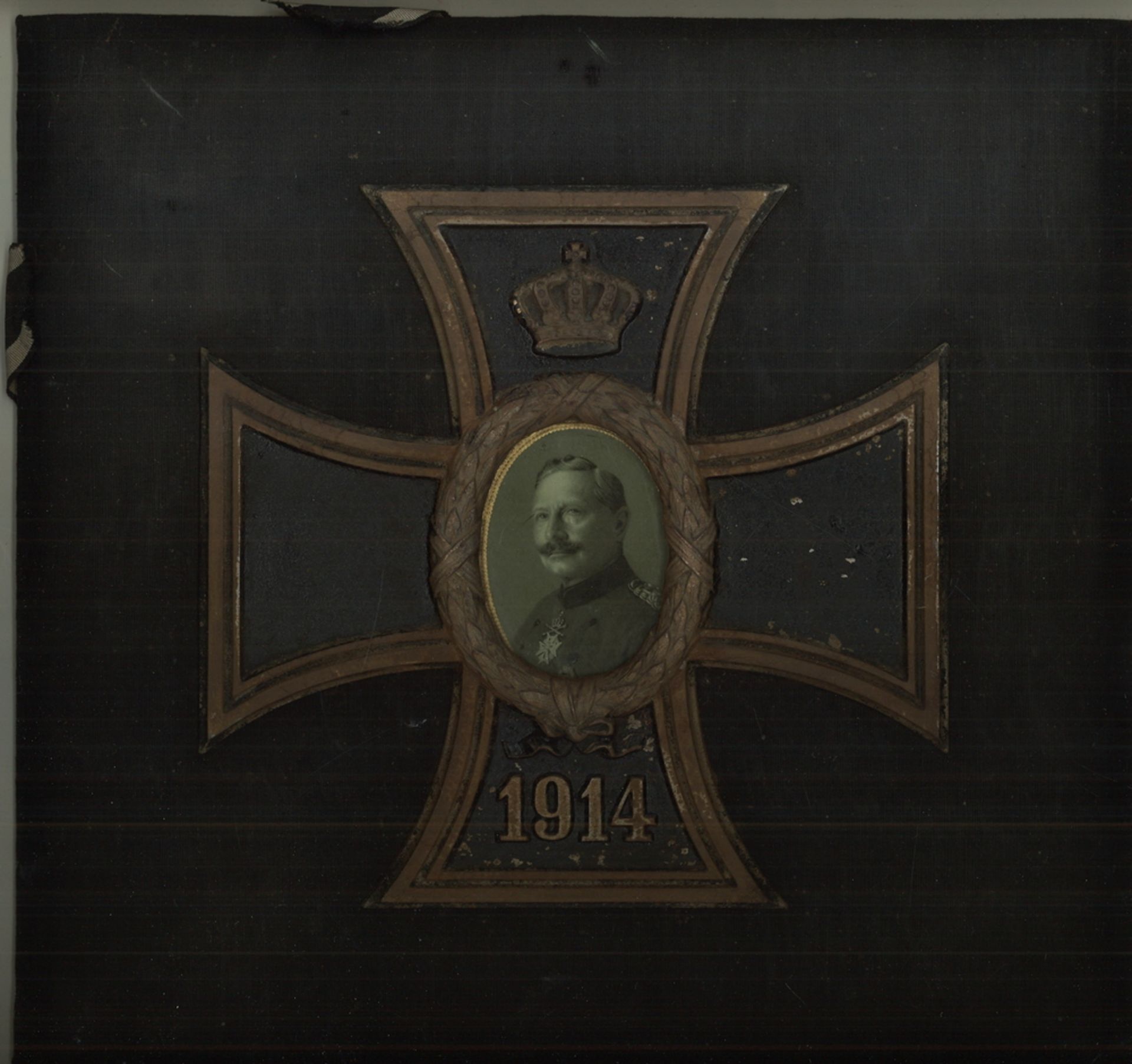 großes Eisernes Kreuz 1914 mit Soldaten Portrait und Krone als Bild. Maße: Höhe ca. 29 cm, Breite
