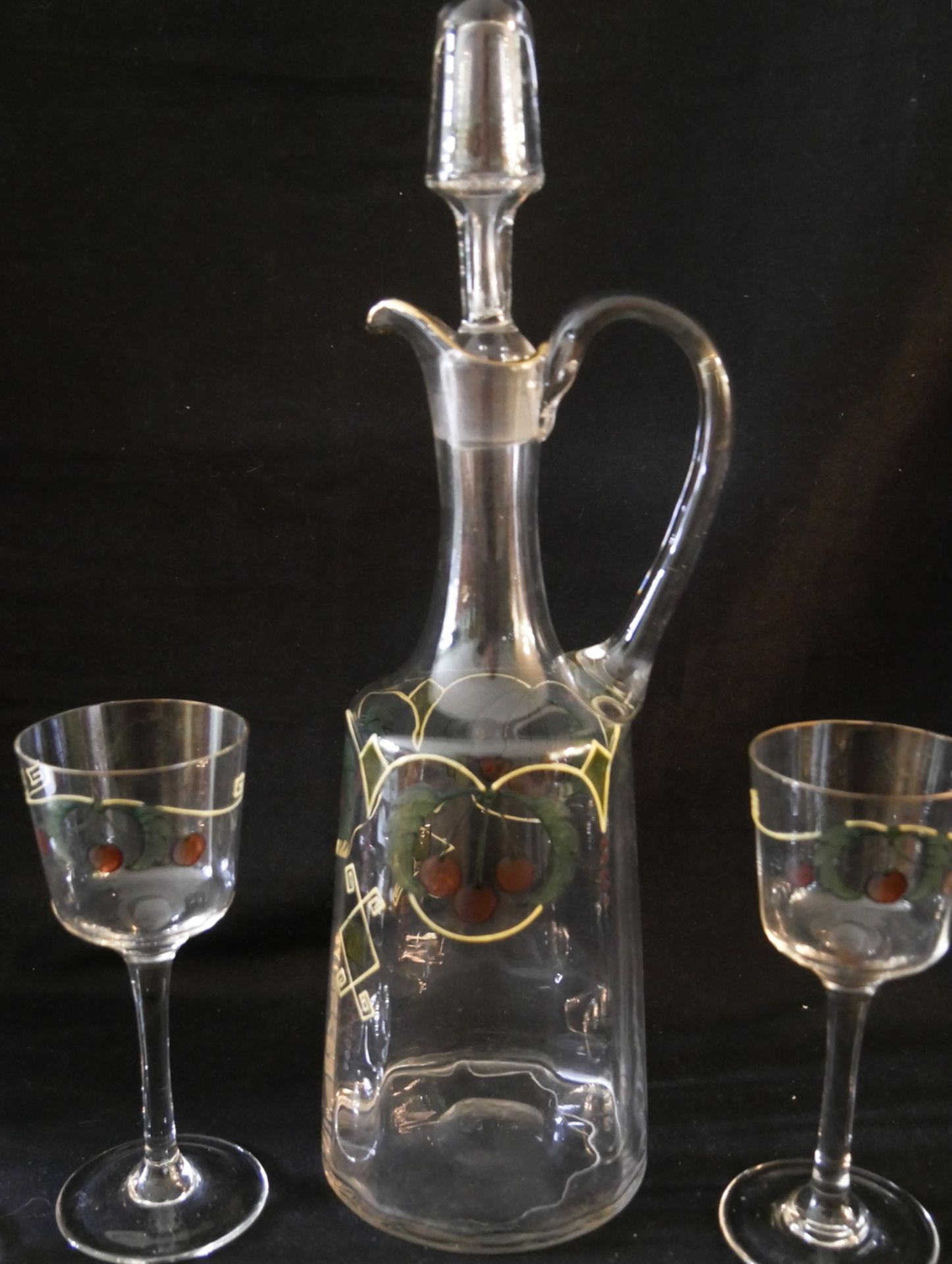 1 Glaskaraffe im Jugendstil mit 4 passenden Gläser "Kirschen". Sehr guter Zustand.Wohl - Image 2 of 3