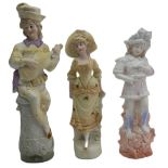 3 antike Bisquitt Porzellanfiguren, 1x feine Dame, Höhe ca. 21 cm, 1x Knabe mit Schuh, Höhe ca. 20,8