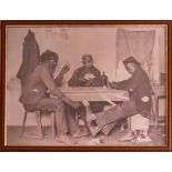 Fotografie "Three Guys playing Cards - Trimmin" hinter Glas gerahmt. Gesamtmaße: Höhe ca. 44 cm,