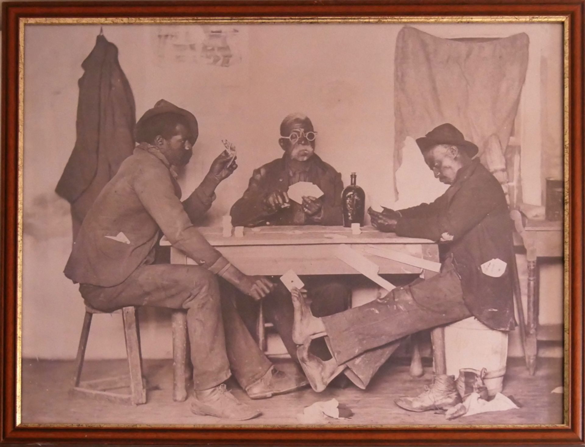 Fotografie "Three Guys playing Cards - Trimmin" hinter Glas gerahmt. Gesamtmaße: Höhe ca. 44 cm,