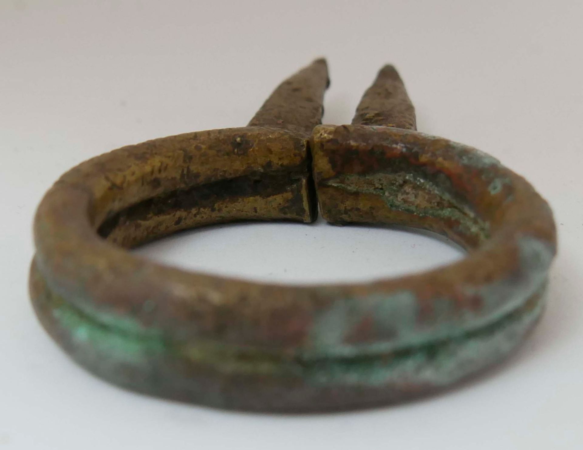 antikes afrikanisches "Lobi" - Kampfarmband. Ursprung im heutigen Ghana. Durchmesser ca. 4,5 cm