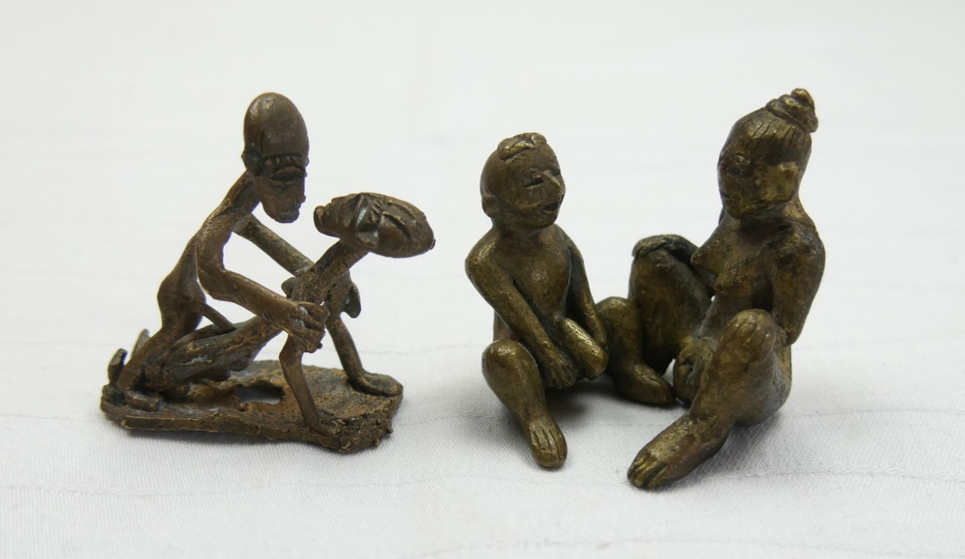 3 Bronze Figuren, wohl Thailand. Dabei Phor Per & Mae Per, beliebtes Amulett der liebenden Götter