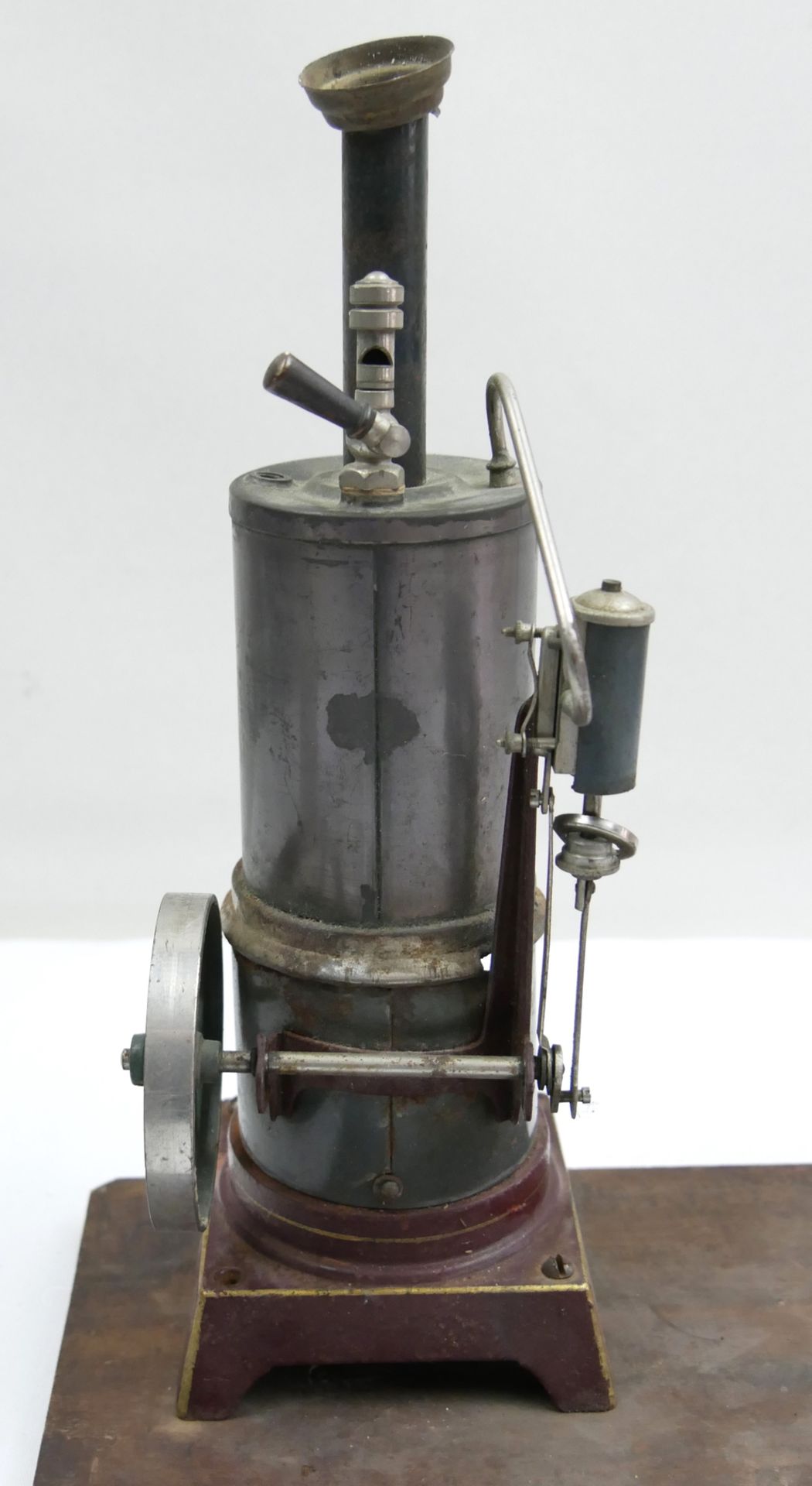 antike Dampfmaschine mit stehendem Kessel, auf Holzplatte (wohl Deckel einer Kiste) befestigt. - Image 2 of 2