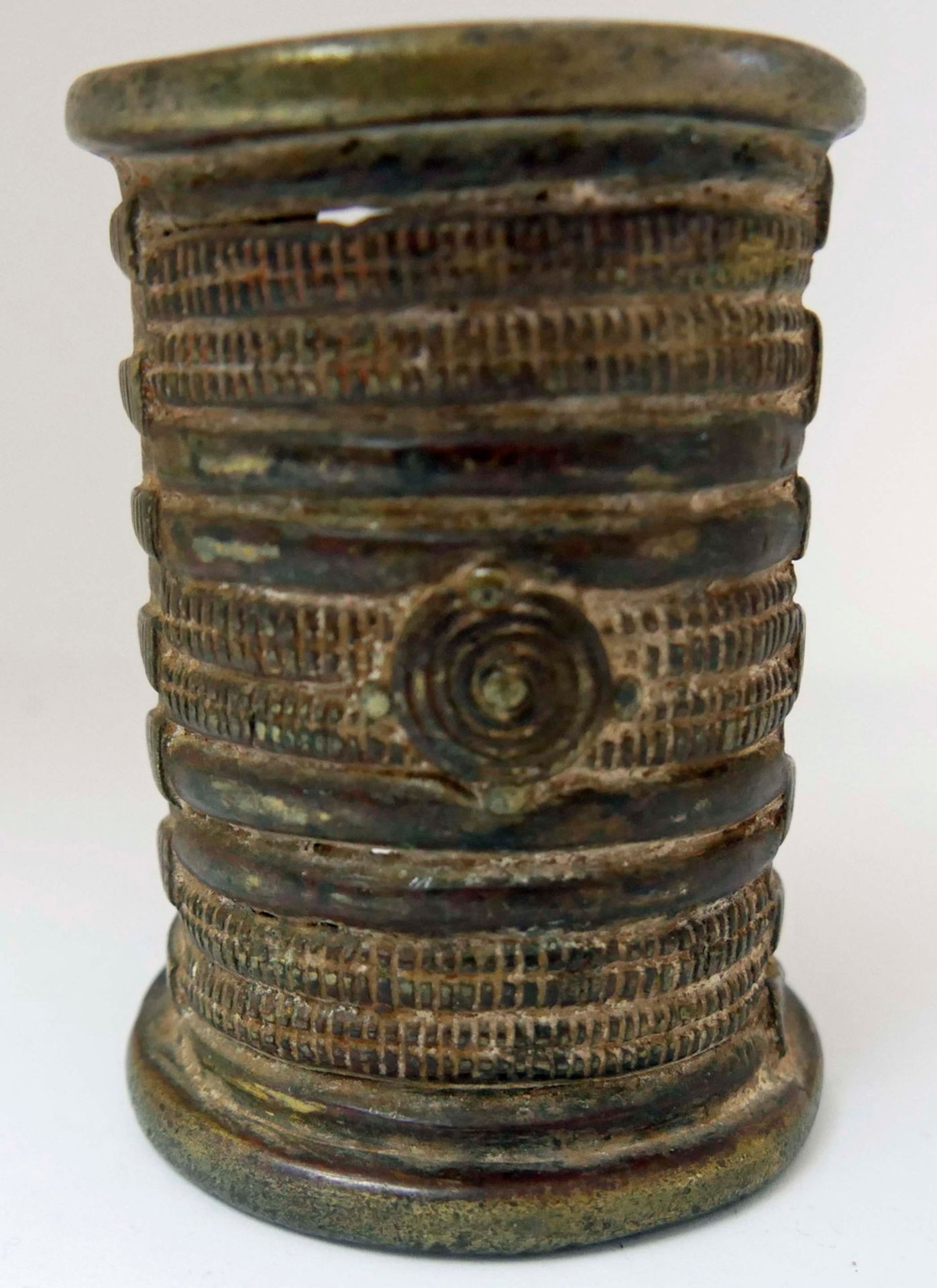 Bronze Armband wohl aus Nigeria. Igbo-Frauen schmückten sich mit diesen Manschetten, entweder als